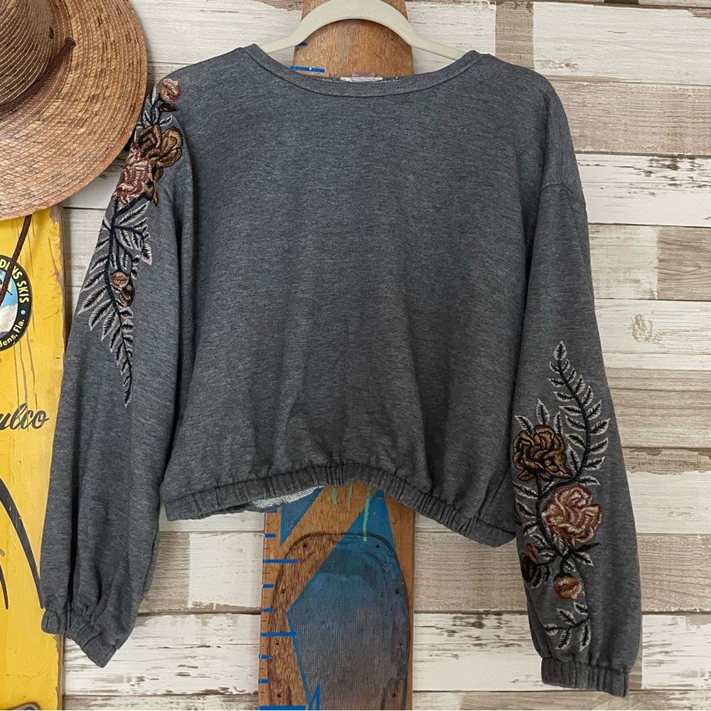 inTu boho crew neck gray BOHO floral details size Large